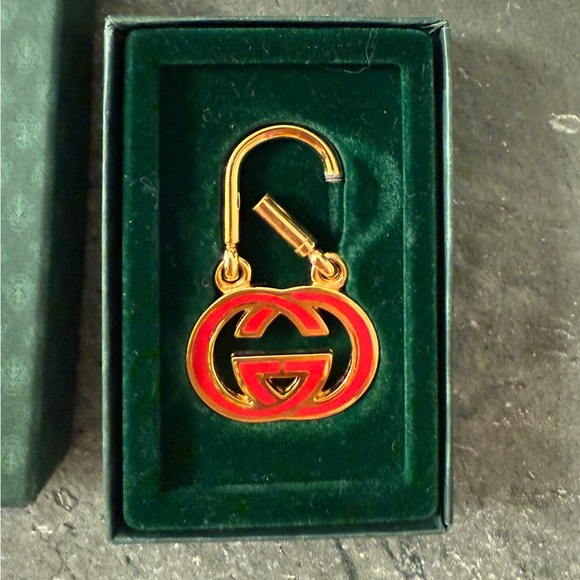 🔥 Authentic Gucci Red and Gold Interlocking GG Logo Keychain / Bag Charm - Picture 2 of 4